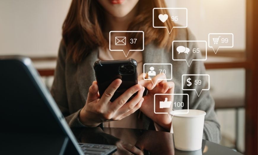 Community Manager gestionando redes.