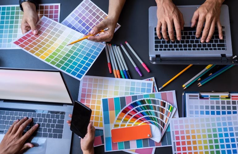 Personas analizando colores.
